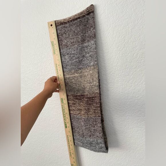 Woman’s woolen scarf - Picture 2 of 6